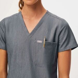 FIGS Catarina One Pocket Scrub Top - Graphite - Size M
